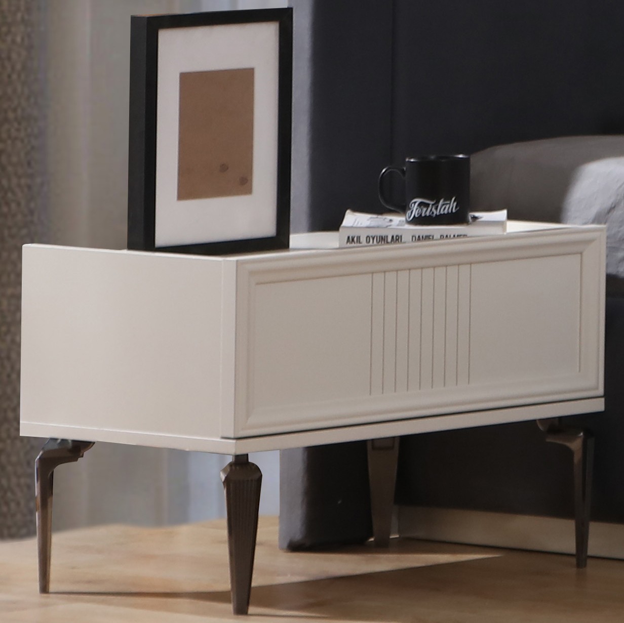 Elegante Nightstand